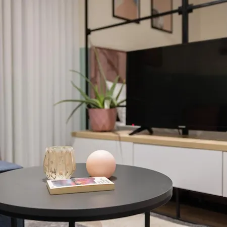 Three Doors Apartments, Strawberry Appartement *
